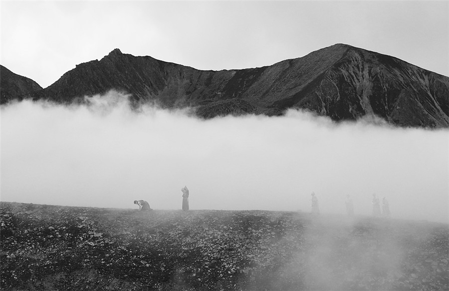 Stunning images of devout Tibetan Buddhist pilgrims