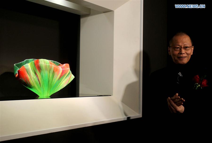 Glass sculptures of American artist exhibited in Shanghai