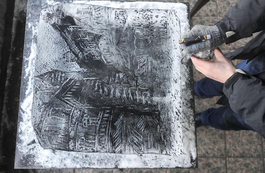 Ice engraving painting artist-Zhu Xiaodong