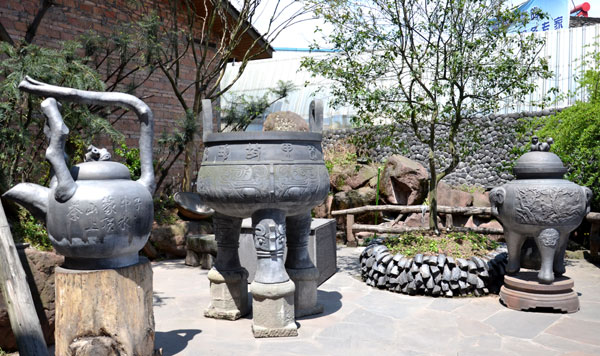 Craftsman carries forward traditional pottery craft