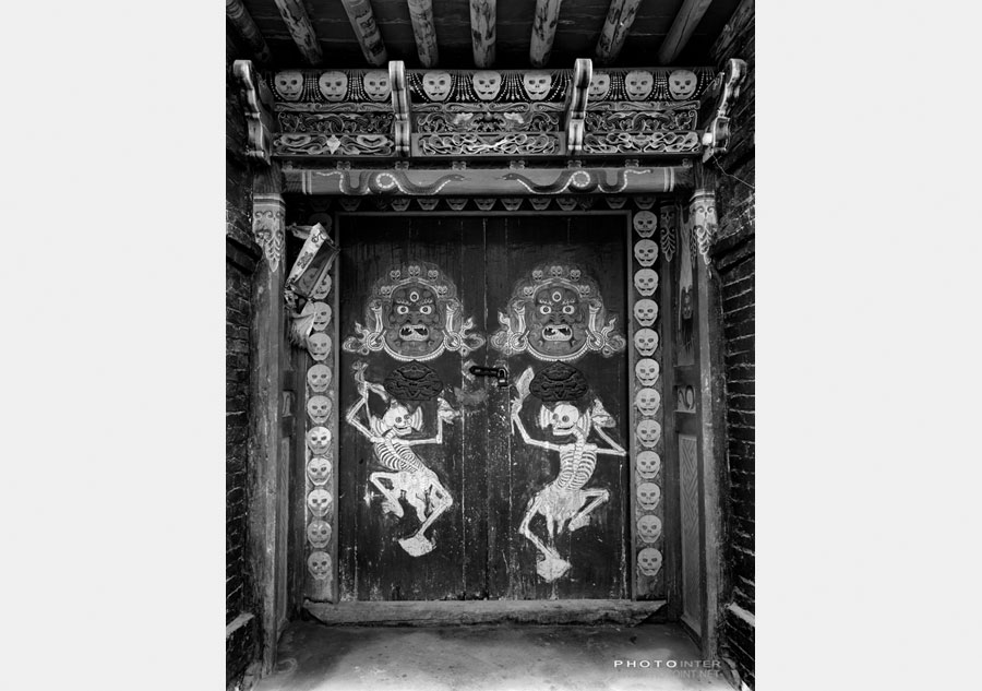Ancestral temples and door gods of Chinese folk culture