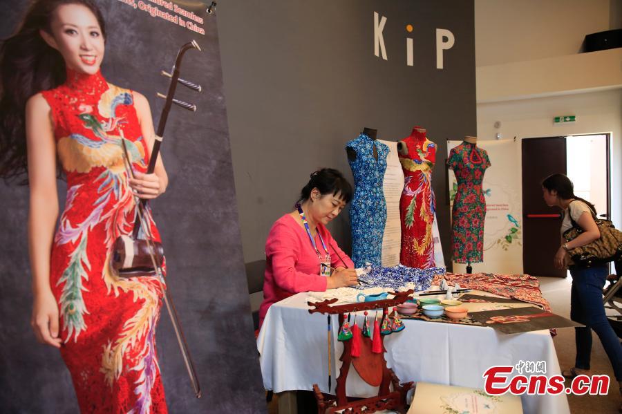 China presents seamless garments at Milan Expo