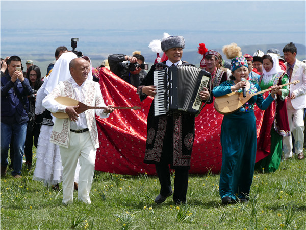 Traditional Kazakh wedding showcased in Xinjiang