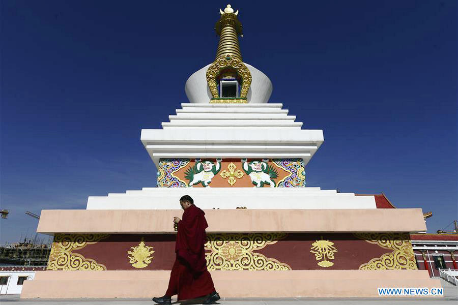 Monks have lesson at Qinghai Tibetan Buddhism College