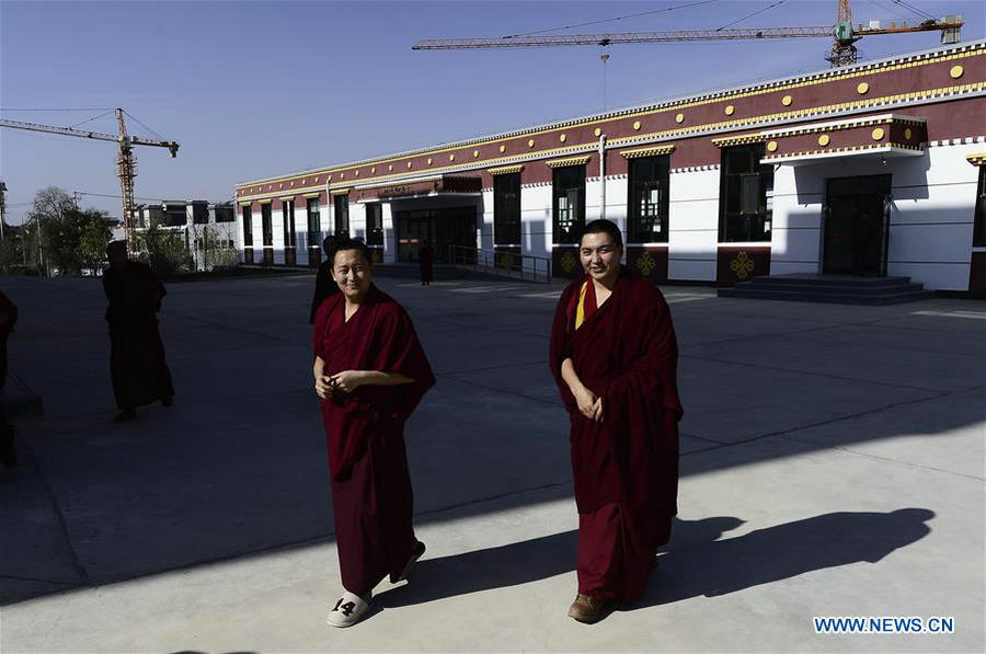 Monks have lesson at Qinghai Tibetan Buddhism College
