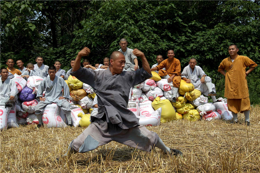 Shaolin monks get joy from harvest