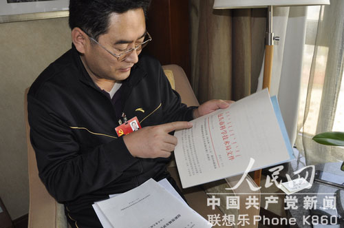 代表們參會(huì)都帶啥？報(bào)告、日記本、新華字典隨身帶