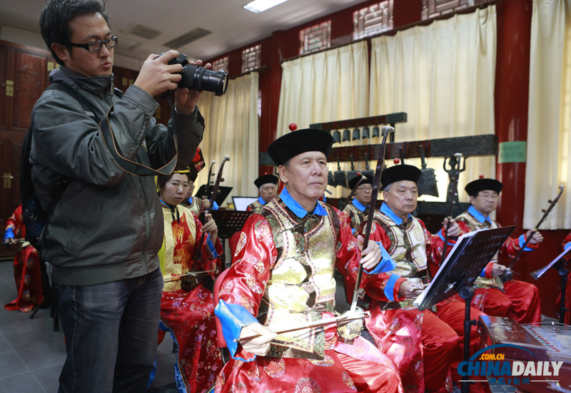 十八大期間中外記者參觀北京西城社區(qū)學(xué)校 感受百姓業(yè)余文化生活