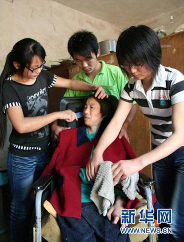 山東農家貧困姐妹堅強迎高考(組圖)