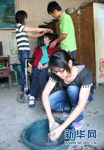 山東農家貧困姐妹堅強迎高考(組圖)