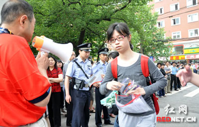 七旬老人為孫子高考“助陣” 清晨守候考場