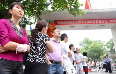 七旬老人為孫子高考“助陣” 清晨守候考場