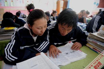 青海玉樹考生備戰高考　為夢想而努力