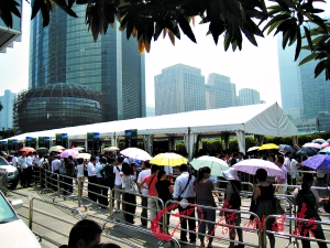 亞運城開賣首日遭搶 買家“生猛”賣場中途停售