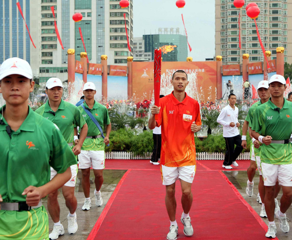 亞運(yùn)圣火汕頭傳遞伴海而行 折射百年商埠新容顏