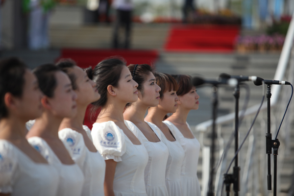 學生樂團助興亞運城升旗儀式