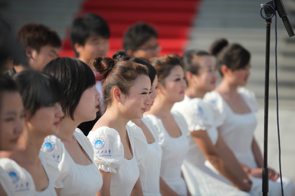 學生樂團助興亞運城升旗儀式