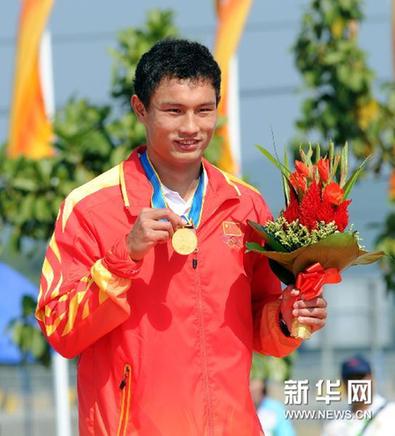 中國選手滕志強(qiáng)激流回旋男子單人劃艇決賽摘金