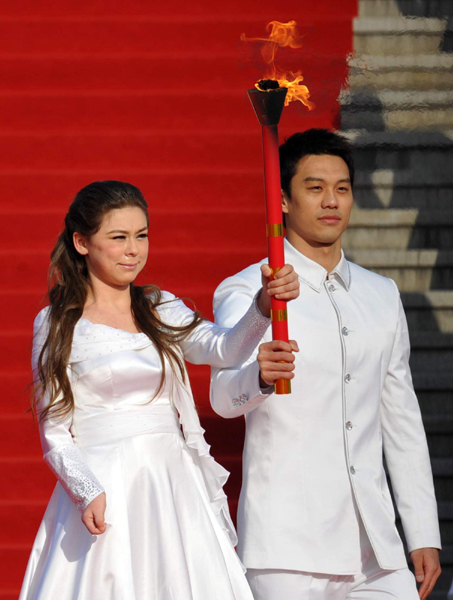 廣州亞殘運(yùn)會(huì)火種在中華世紀(jì)壇成功采集