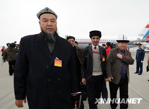 出席全國政協(xié)十一屆三次會議的委員陸續(xù)抵京(圖)