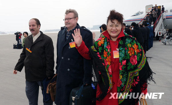 出席全國政協(xié)十一屆三次會議的委員陸續(xù)抵京(圖)