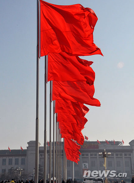 紅旗飄飄迎兩會(huì)
