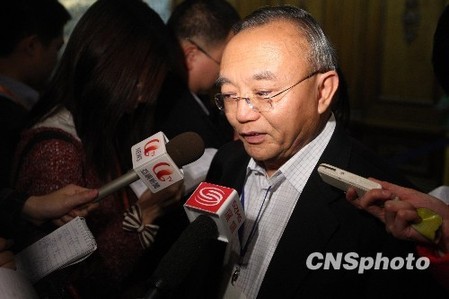 香港人大代表政協(xié)委員抵京 關(guān)注住房醫(yī)療教育