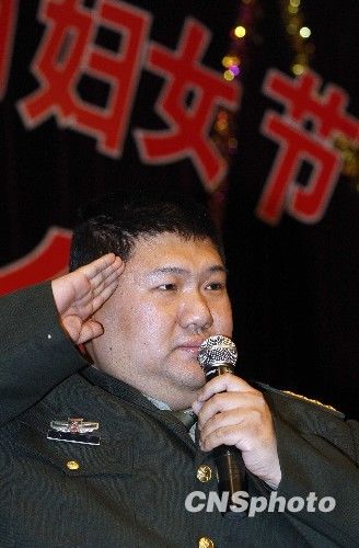 兩會(huì)花絮：男委員向女委員獻(xiàn)花賀節(jié)日