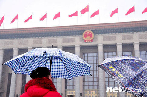 兩會特寫：雪中情 傘下情