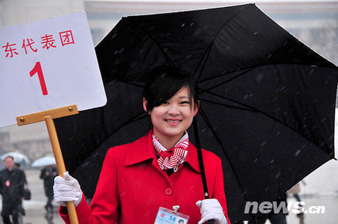 兩會特寫：雪中情 傘下情