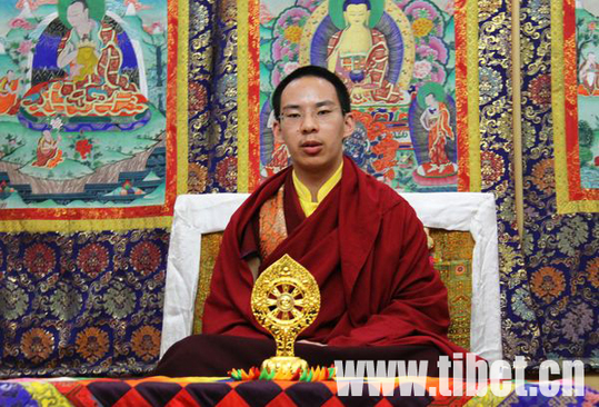 第十一世班禪額爾德尼·確吉杰布慰問(wèn)災(zāi)區(qū)群眾