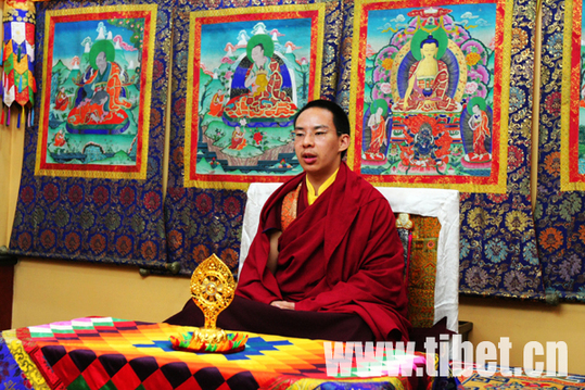 第十一世班禪額爾德尼·確吉杰布慰問(wèn)災(zāi)區(qū)群眾