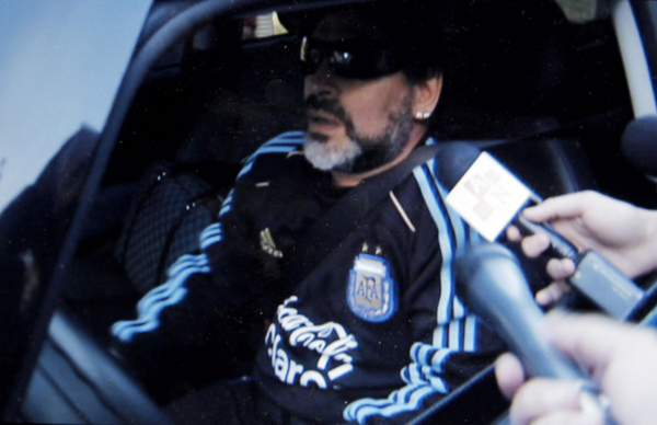 馬拉多納發布會惹事端 開車碾記者腿大罵混蛋