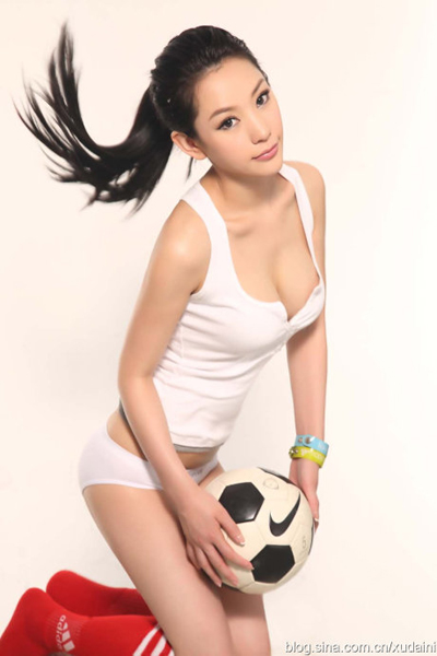 徐黛妮變身動感足球?qū)氊? style=