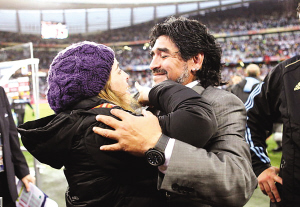 老馬女兒久久擁抱老爸：爸，咱可以回家了