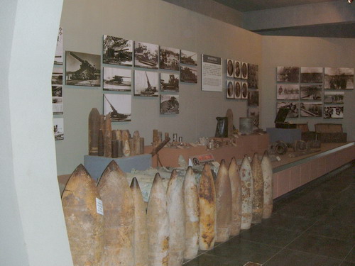 網(wǎng)絡(luò)媒體龍江行采訪團(tuán)參觀侵華日軍虎頭要塞遺址