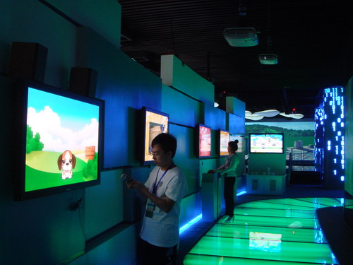 全國網(wǎng)絡媒體龍江行采訪團體驗綏芬河數(shù)碼港