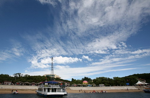 網絡媒體龍江行采訪團游覽北方避暑勝地——鏡泊湖