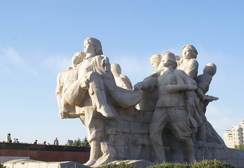 網絡媒體龍江行采訪團參觀“八女投江”群雕