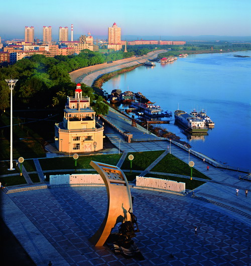 網(wǎng)絡(luò)媒體龍江行采訪團參觀佳木斯沿江十里景觀帶