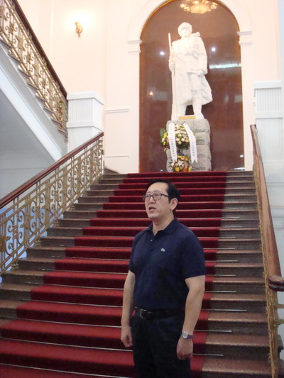 網(wǎng)絡(luò)媒體龍江行采訪團(tuán)第一站參觀東北烈士紀(jì)念館