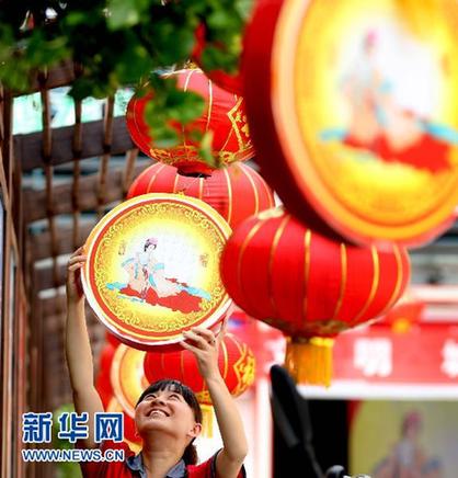 紅紅火火迎“雙節(jié)”(圖)