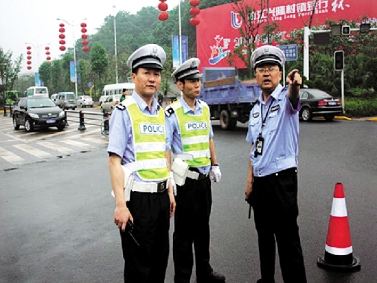 市交警支隊直屬二大隊 ：備戰“滑水賽”交警冒雨演練