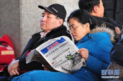 [春運(yùn)·印象]年輕潮人回家路 書(shū)香愛(ài)意緊相隨