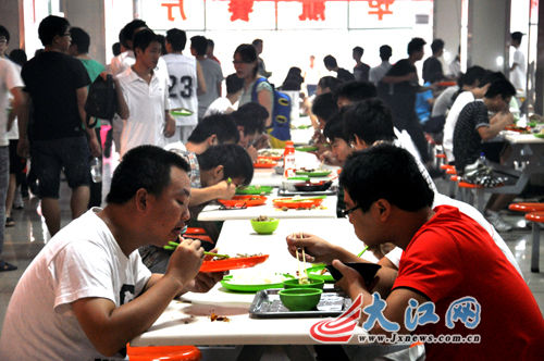 “走基層 轉作風 改文風”系列報道：大食堂里的小故事（圖）