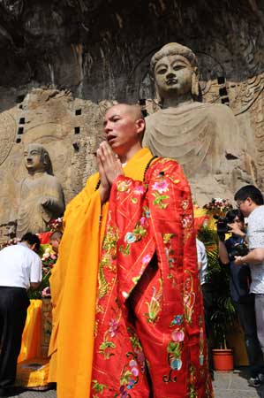 百名高僧祈福拜謁洛陽(yáng)龍門石窟
