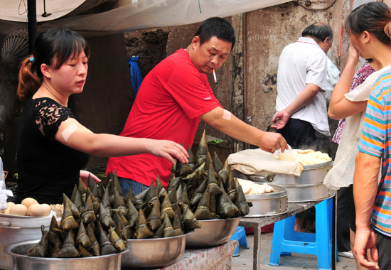 云南彝良整治食品市場喜迎端午節