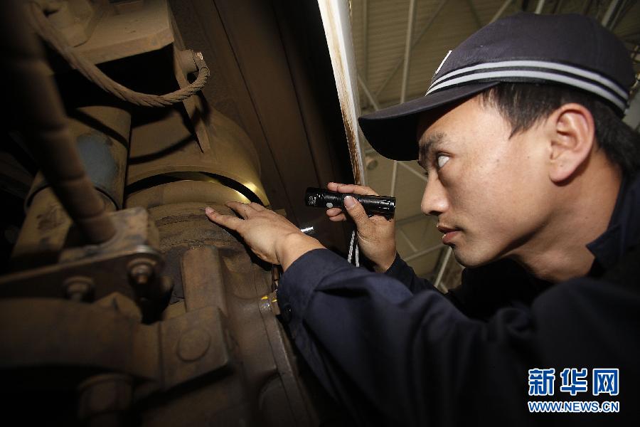 新春走基層 “動(dòng)車神醫(yī)”張金發(fā)