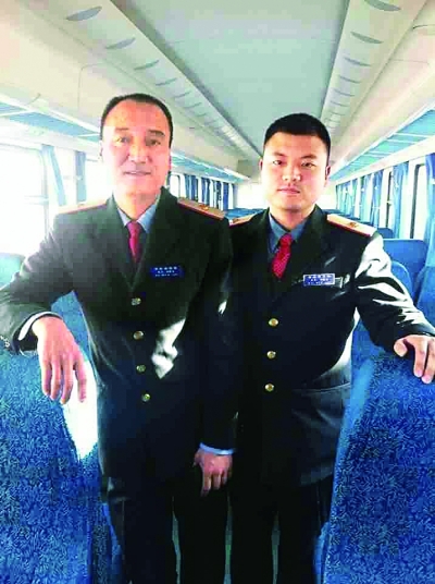 新春走基層:在一線 一對父子列車員的春運