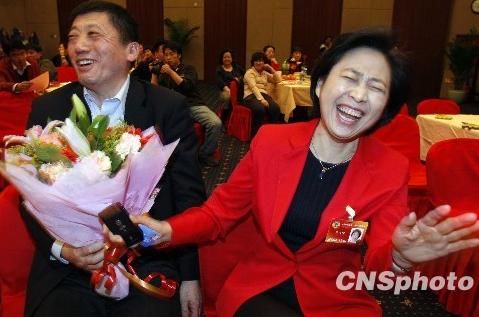 兩會花絮：男委員向女委員獻(xiàn)花賀節(jié)日
